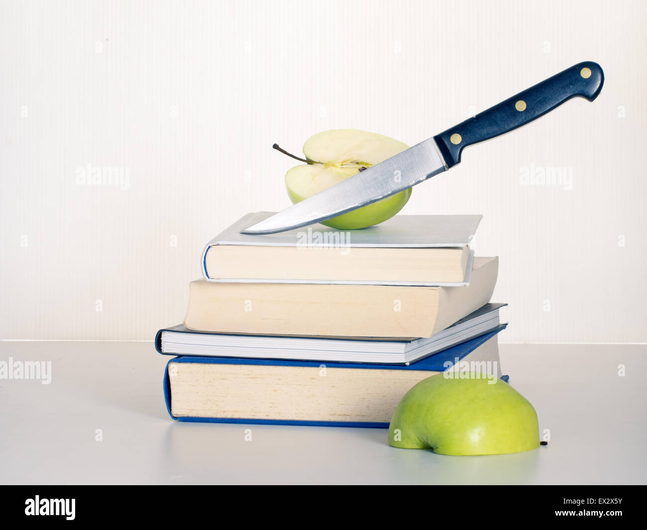 Istruzione tagli. Insegnante apple lacerati. Foto Stock