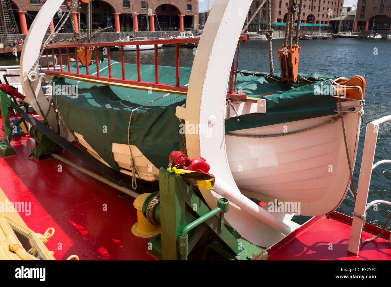 Scialuppa di salvataggio la vita in barca di legno di legno Old Ship conserve Foto Stock