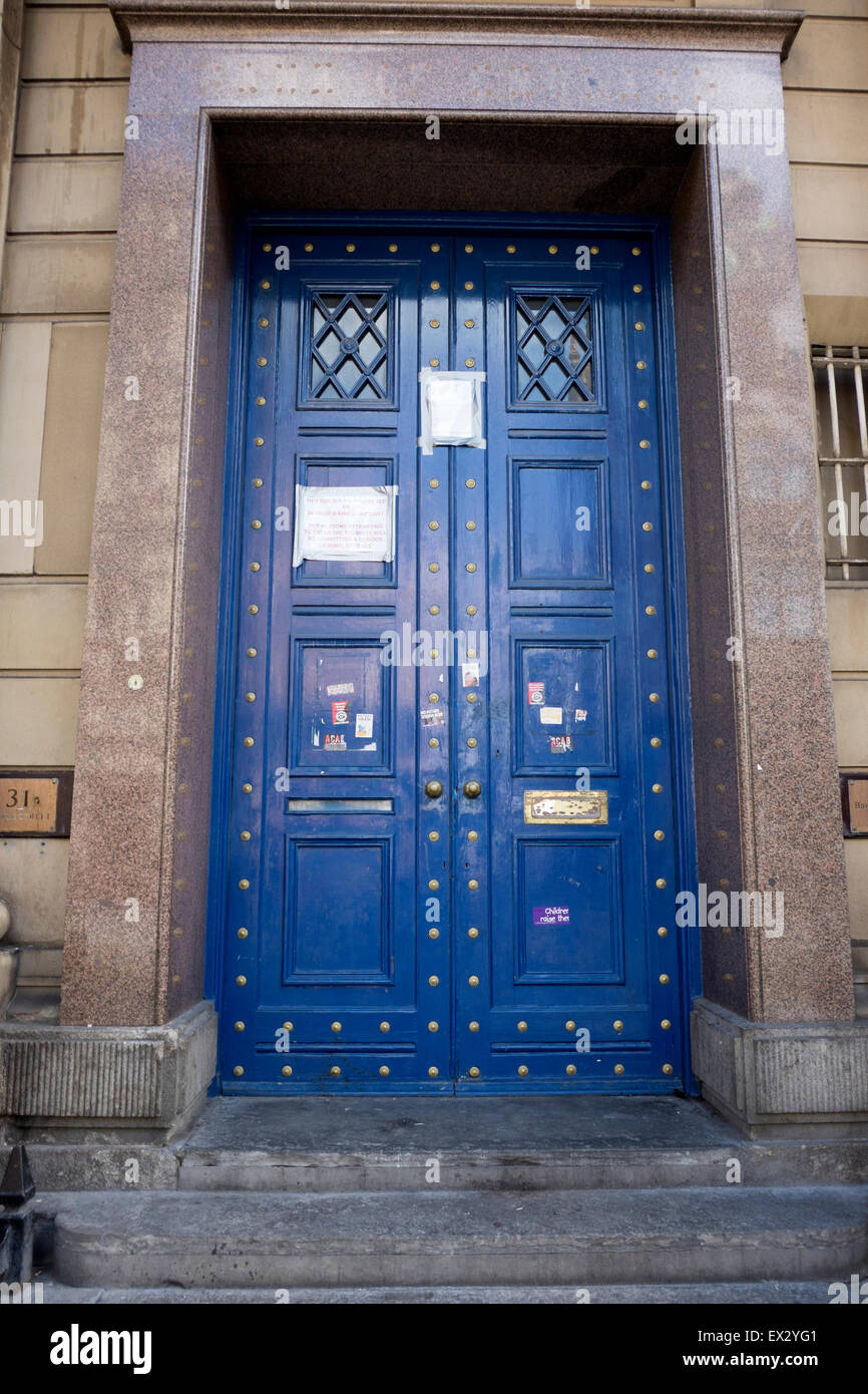 Grandi forte porta blu Banca Vittoriano imponente Foto Stock