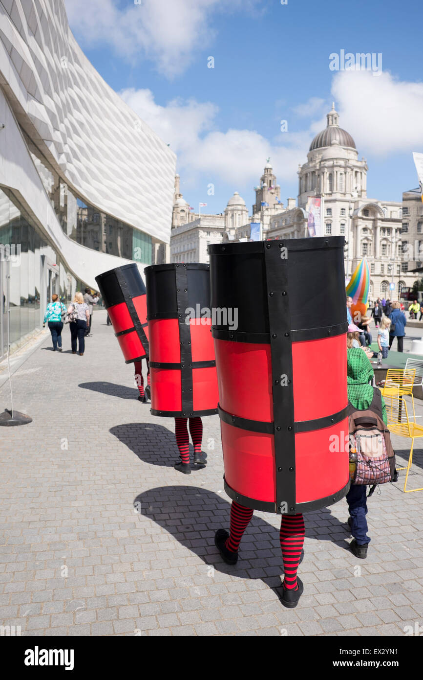 3 Cunard Rosso Nero di imbuti Street Divertimento Foto Stock