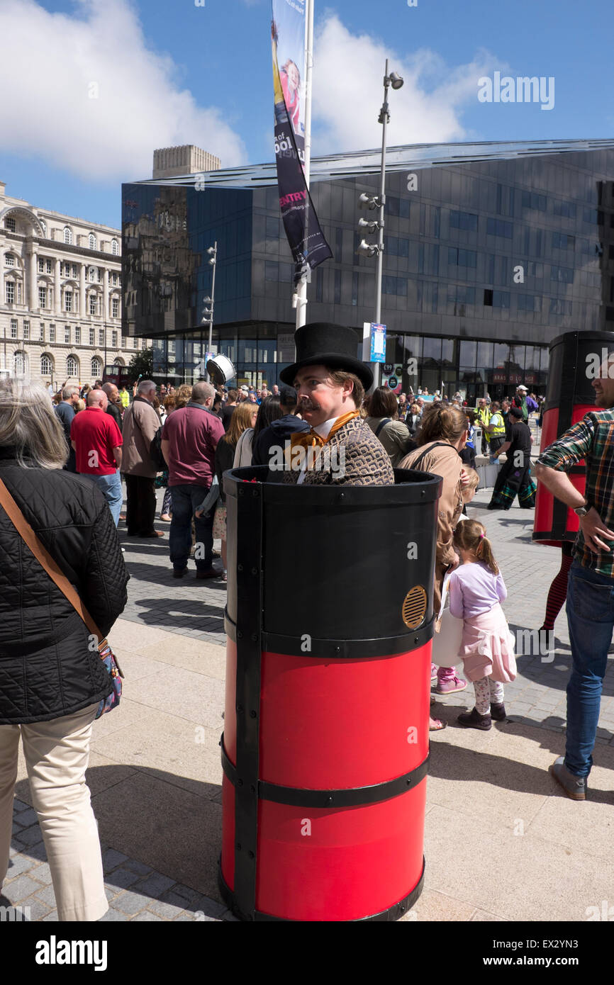 Cunard Rosso Nero di imbuti Street Divertimento Foto Stock