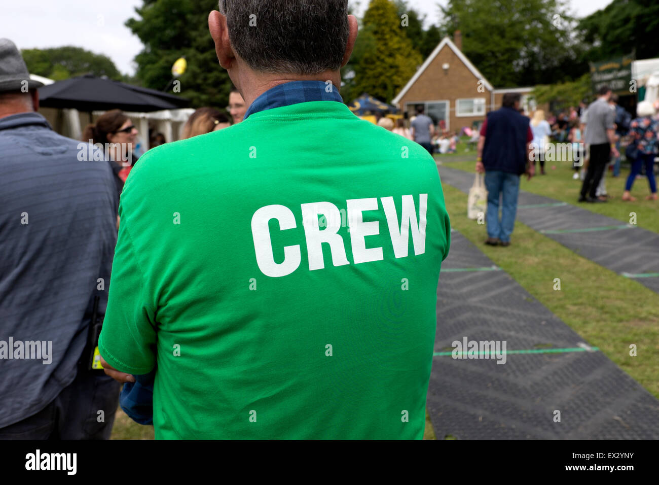 Crew T Shirt personale Festival luminoso verde lettere bianche Foto Stock