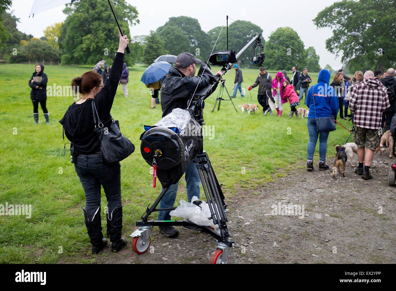 Outside Broadcast troupe televisiva catturare in Rain Foto Stock Outside Broadcast troupe televisiva catturare in Rain Foto Stock
