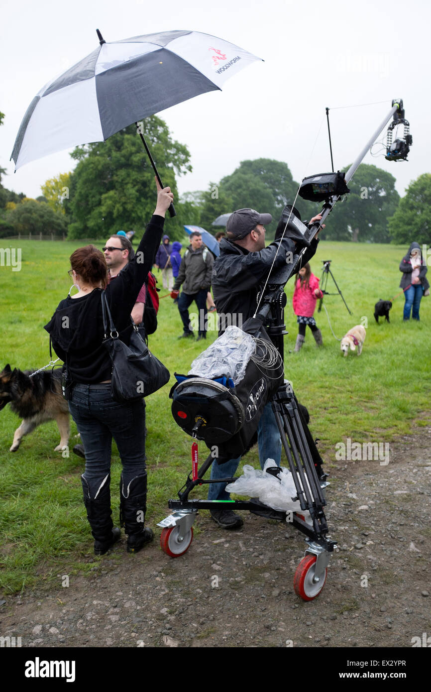 Outside Broadcast troupe televisiva catturare in Rain Foto Stock