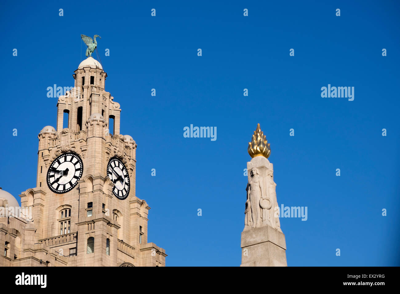 Royal Liver Building orologio Liverpool Regno Unito Sunny Blue Foto Stock