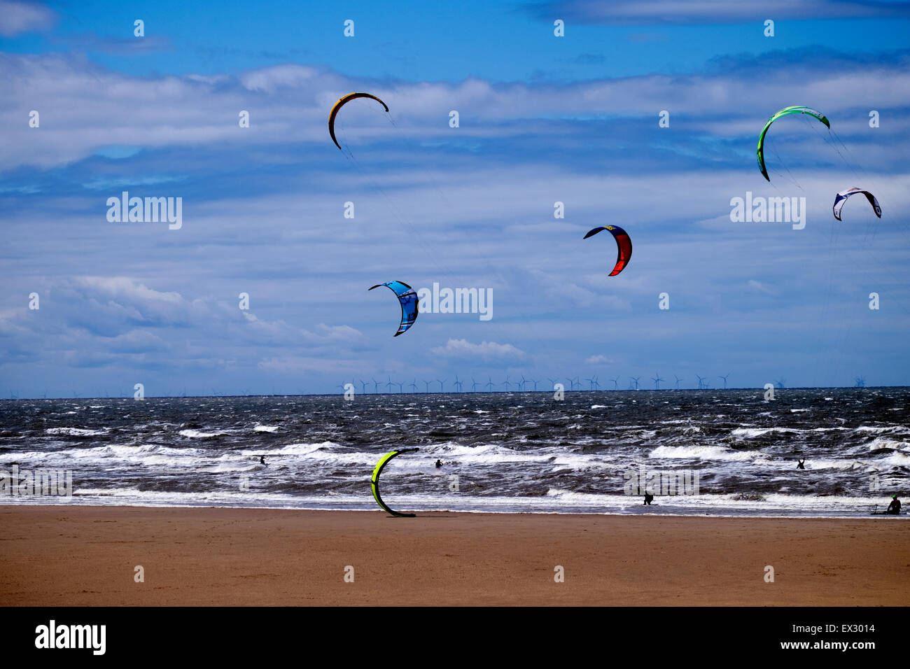 Kite Surfers ventoso giorno spiaggia acqua hobby divertente Surf Foto Stock
