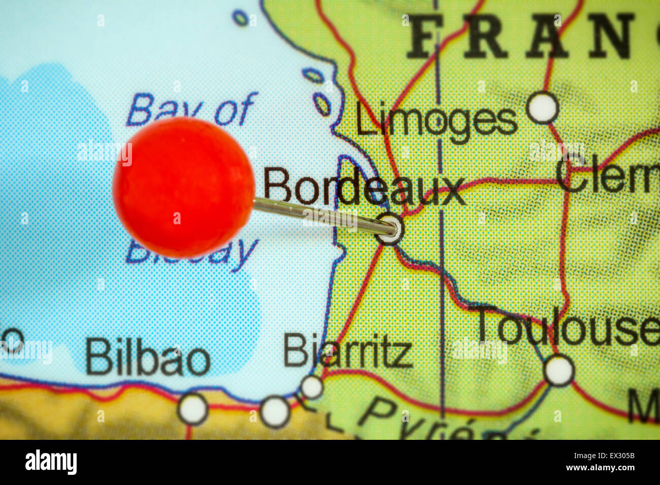 Close-up di una puntina rossa su una mappa di Bordeaux, Francia Foto Stock