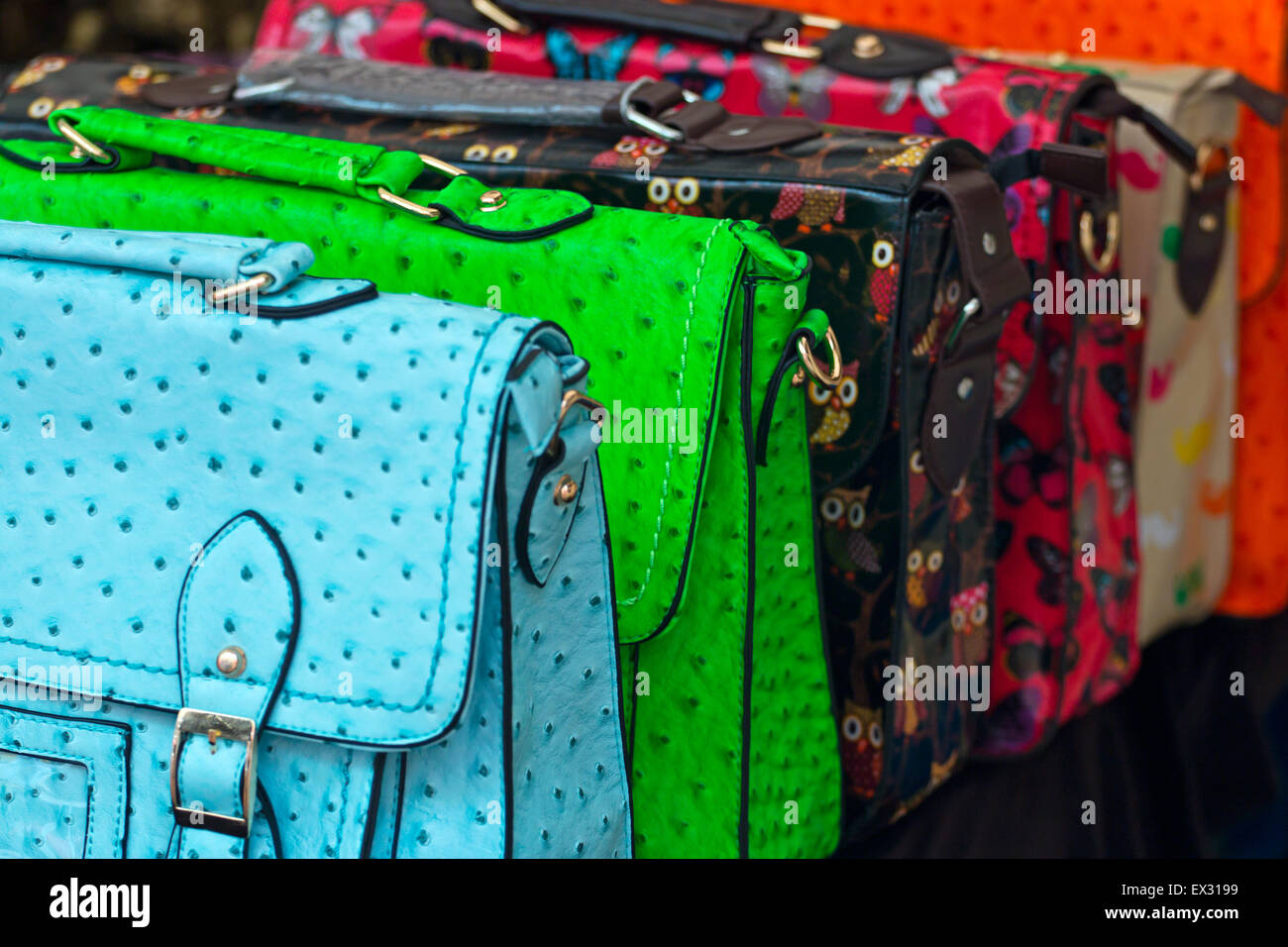 Gamma di borse colorate per la vendita al dettaglio in un mercato locale o di stallo piccoli contadini indipendenti display shop. Foto Stock