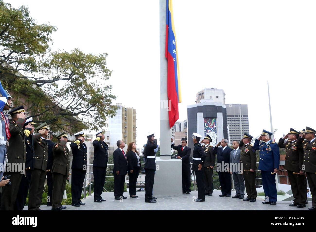 Caracas, Venezuela. 5 Luglio, 2015. Soldati paranco il venezuelano bandiera nazionale per commemorare il 204th anniversario dell indipendenza del Venezuela il giorno, a Caracas, Venezuela, il 5 luglio 2015. Credito: Zurimar Campos/AVN/Xinhua/Alamy Live News Foto Stock