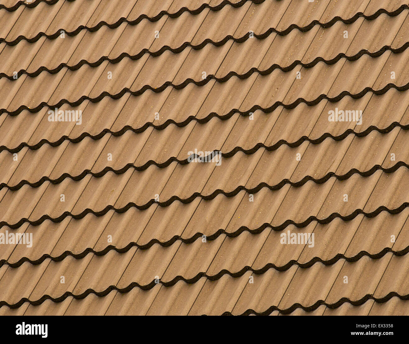 Dettaglio patten di piastrelle di un tetto coperto di tegole in laterizio. Foto Stock