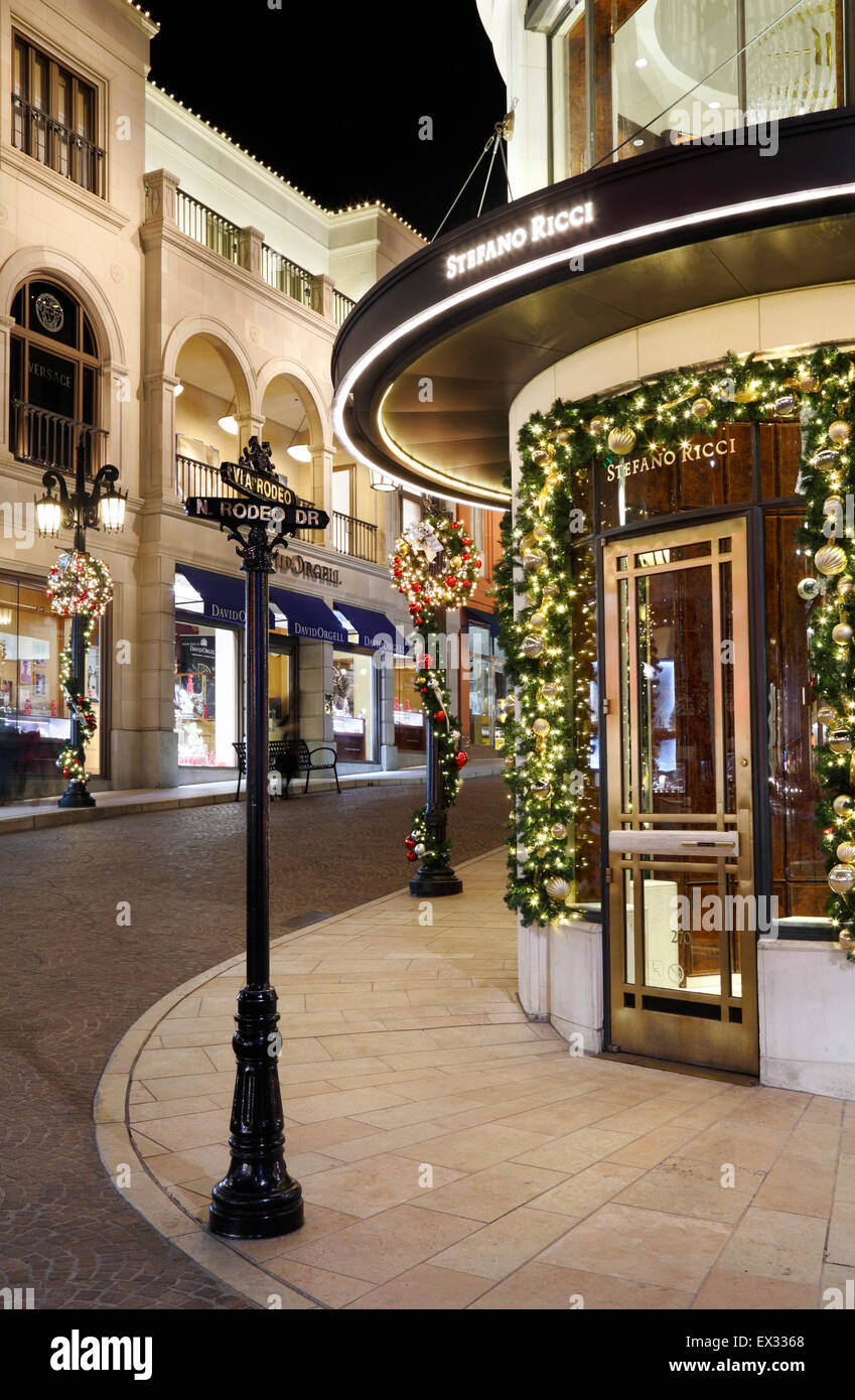 Negozi di lusso e di boutique di via Rodeo e di Rodeo Drive e Beverly Hills. Le decorazioni di Natale di notte. Foto Stock