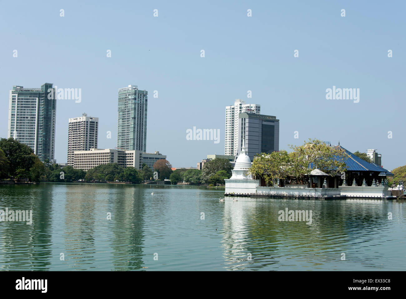 Un tempio buddista, Vederema Malakaya tempio sul lago di Beira in Sir James Sarcococca Mawatha, Colombo in Sri Lanka. Il lago di Beira è in Foto Stock