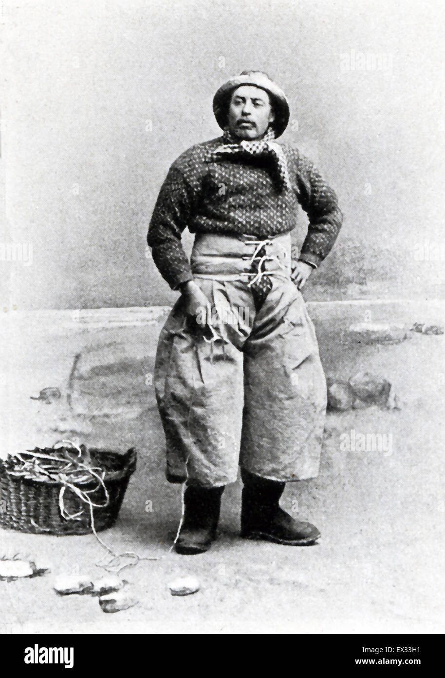 Questa foto mostra una Fiamminga mariner, vestito in abiti adeguati per il  suo commercio. Egli ha nel cestello di pesca e dello spago nella parte  anteriore alcuni bobs. La foto risale al