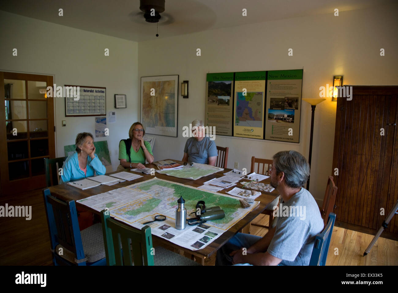 Nature Conservancy naturalista Mike Fugagli (r) conduce una pre-escursione briefing per gli ospiti la giunzione di una natura escursione presso Bear Mountain Lodge Foto Stock