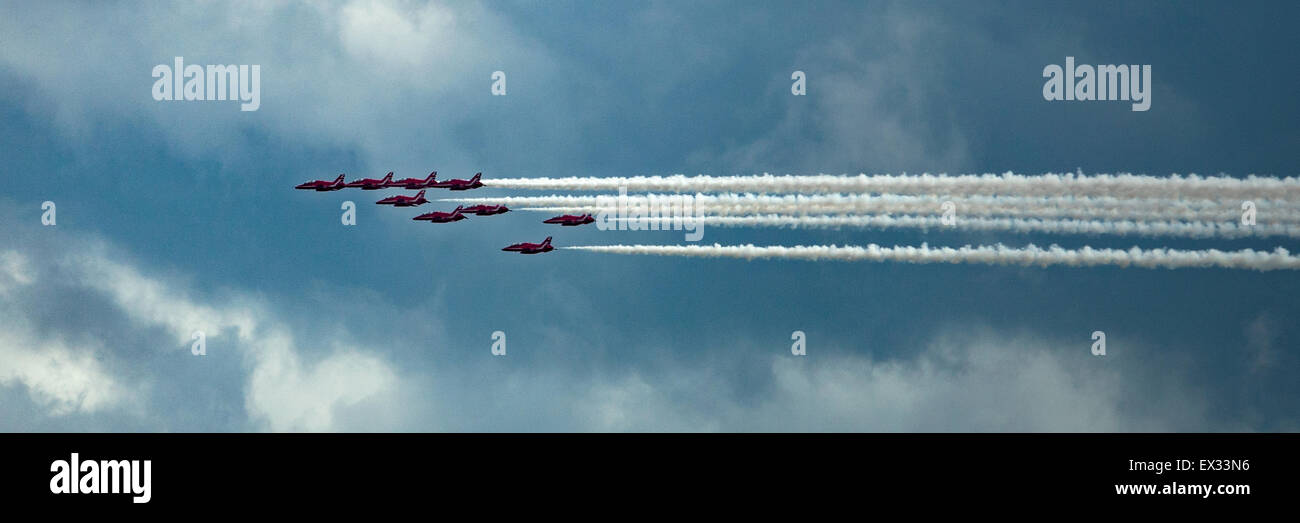 Belfast, Regno Unito. 4 luglio 2015. Gran partenza di Tall Ships del Titanic Maritime Festival con una mosca da frecce rosse e la maggior parte delle navi con vele spiegate come hanno lasciato Belfast Lough Credito: Bonzo Alamy/Live News Foto Stock