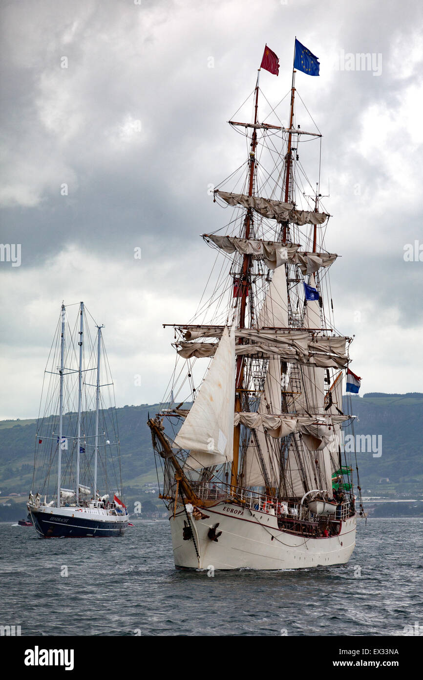 Belfast, Regno Unito. 4 luglio 2015. Gran partenza di Tall Ships del Titanic Maritime Festival. La nave Olandese Europa lasciare Belfast Lough Credito: Bonzo Alamy/Live News Foto Stock