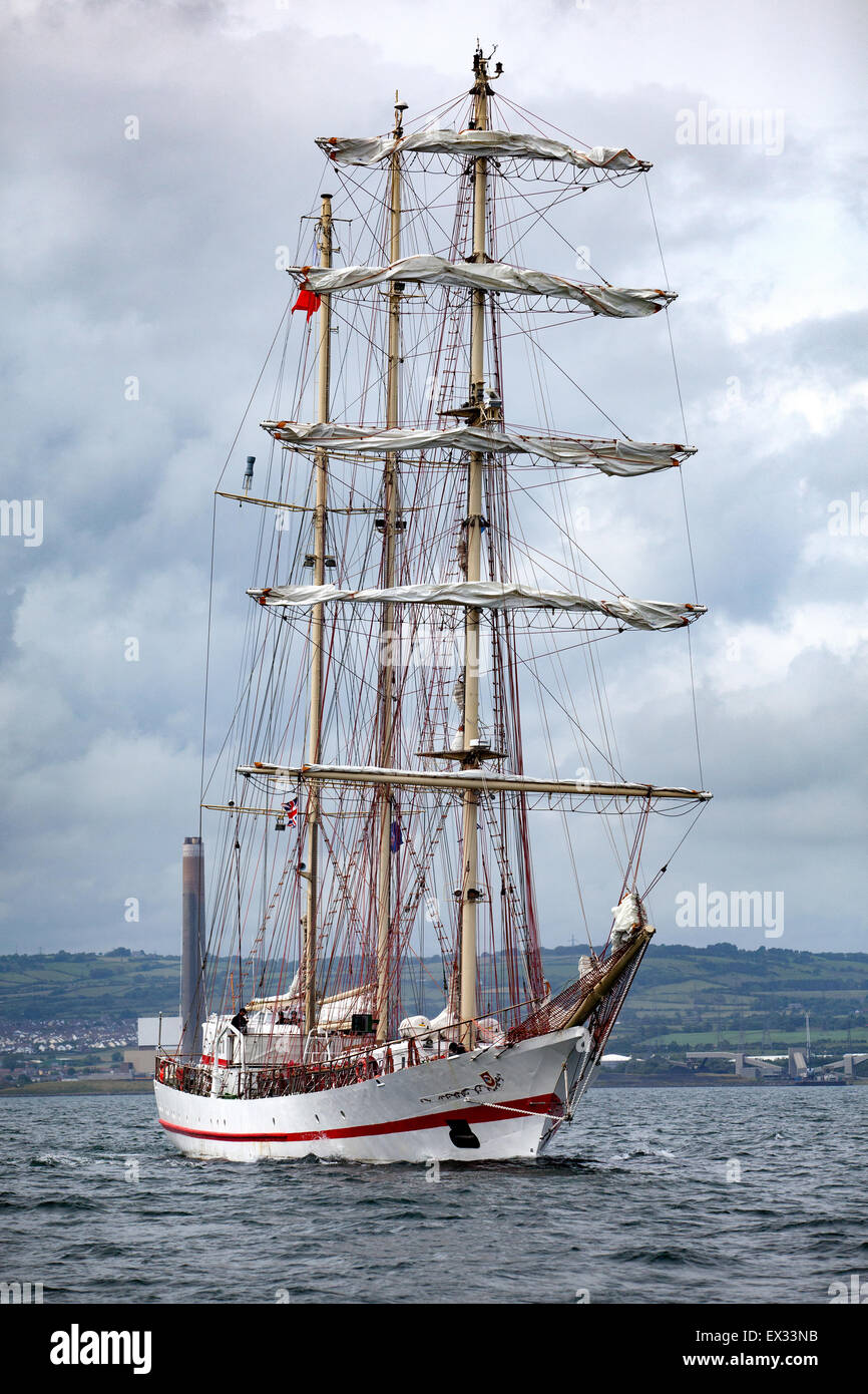Belfast, Regno Unito. 4 luglio 2015. Gran partenza di Tall Ships del Titanic Maritime Festival. La nave polacca ORP Iskra lasciare Belfast Lough Credito: Bonzo Alamy/Live News Foto Stock