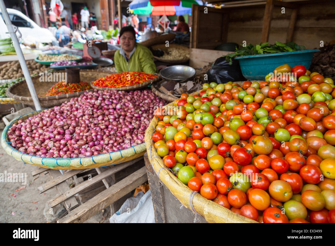 Il mercato Tomohon attira i turisti in visita a Nord Sulawesi, Indonesia con esotici salumi, frutta e verdura e accessori. Foto Stock