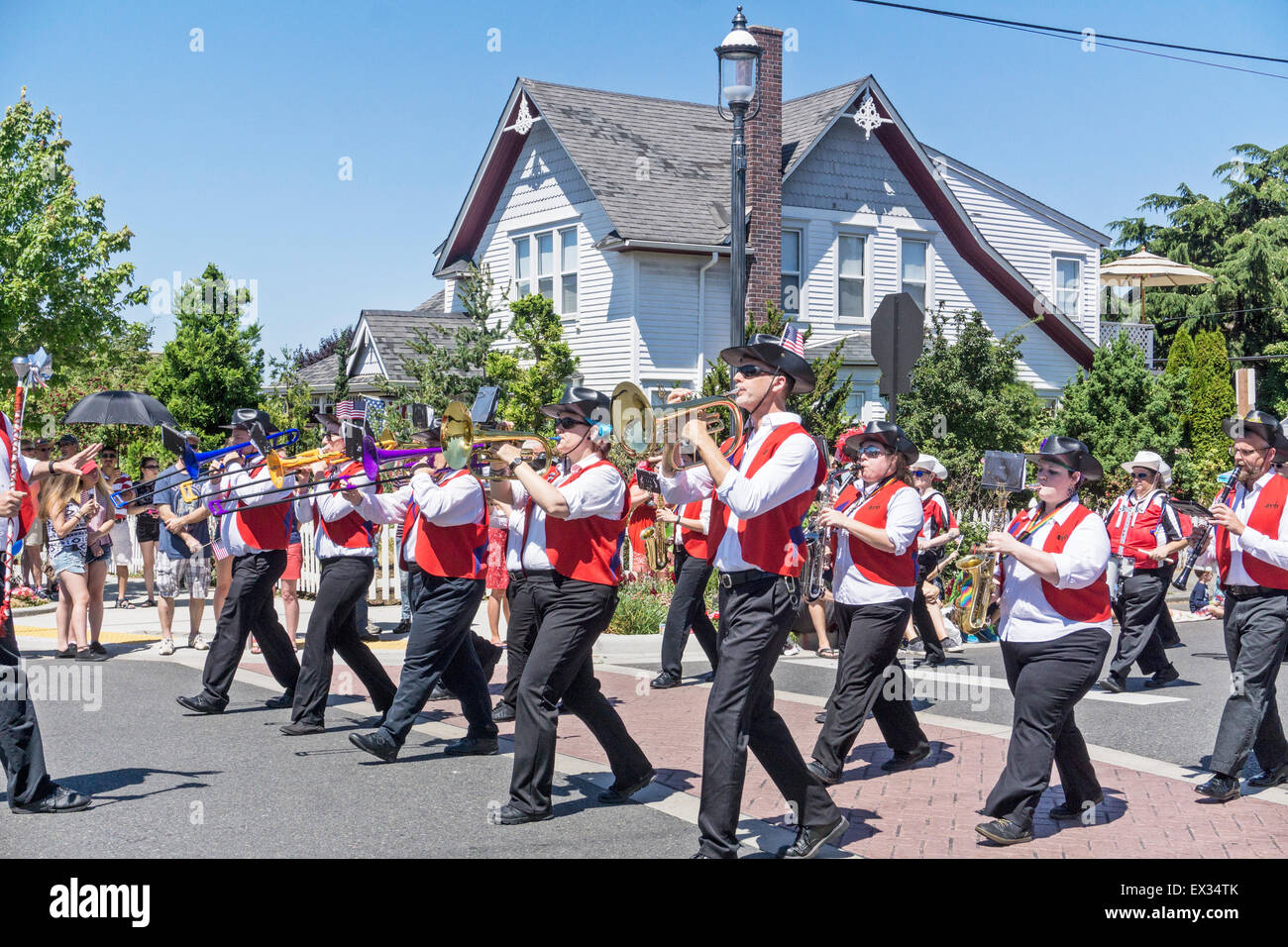 Edmonds Washington USA, sabato 4 luglio 4th, 2015, piccola città America scopre in vigore su un bel quarto di luglio per un vecchio multi etnico parade inclusi banner dimostranti bandiera adornato classic cars centinaia fodera il percorso della parata innumerevoli migliaia di bandierine americane come pure un sacco di ragazze pon pon Foto Stock