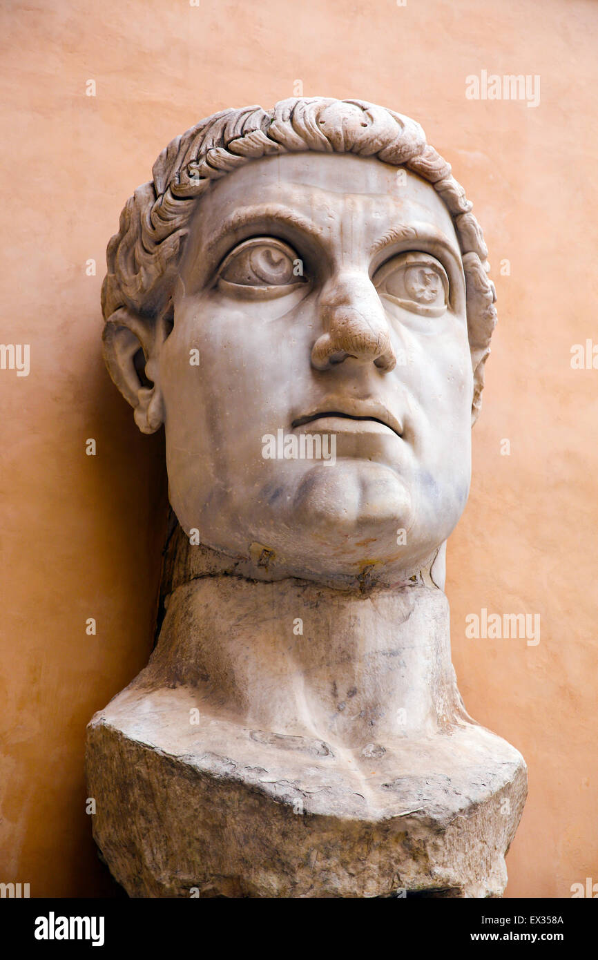 Parte di una statua di Costantino nel cortile del Palazzo dei Conservatori a Roma. Foto Stock