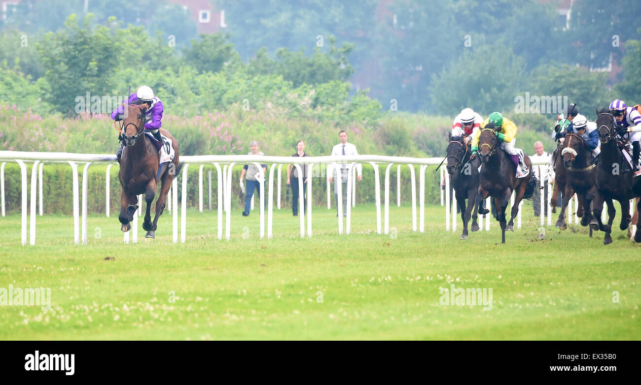 Hamburg, Amburgo, STATI UNITI D'AMERICA. 5 Luglio, 2015. Nutan (n. 6), guidato da Andrasch Starke e addestrati da Pietro Schiergen, vince la 146in esecuzione del gruppo 1 Deutsches Derby per tre anni a Luglio 05, 2015 in Hamburg-Horn Racecourse a Amburgo, Germania. (Bob Mayberger/Eclipse Sportswire) Credito: csm/Alamy Live News Foto Stock