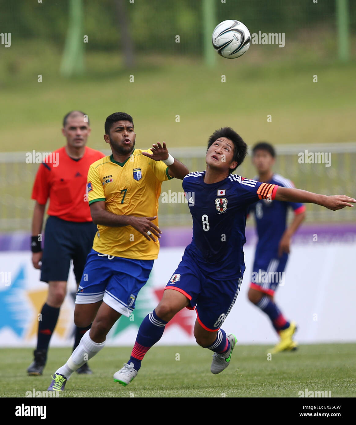 Yeonggwang, Corea del Sud. Il Giappone ha sconfitto il Brasile 1-0. 5 Luglio, 2015. Ryuji Izumi Universiade: Ryuji Izumi di Giappone controlla la sfera durante gli uomini preliminare della partita di calcio contro il Brasile nella XXVIII Universiade estiva 2015Gwangju in Yeonggwang, Corea del Sud. Il Giappone ha sconfitto il Brasile 1-0 . © SeongJoon Cho AFLO/sport/Alamy Live News Foto Stock