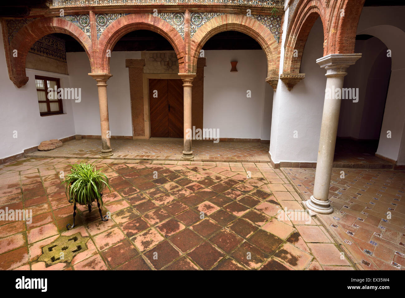 In stile Mudejar nel cortile aperto a Mondragon Palace e il Museo di Ronda Andalusia Spagna Foto Stock