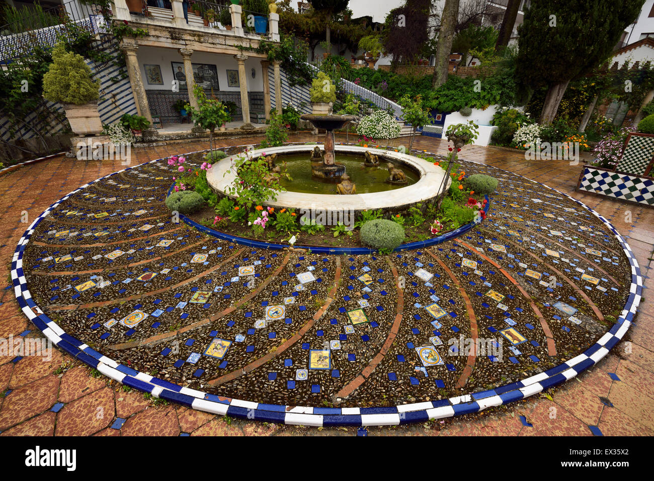 Bagnato pietre e piastrelle di forma circolare giardino fontana a palazzo mondragon ronda museo Andalusia Spagna Foto Stock