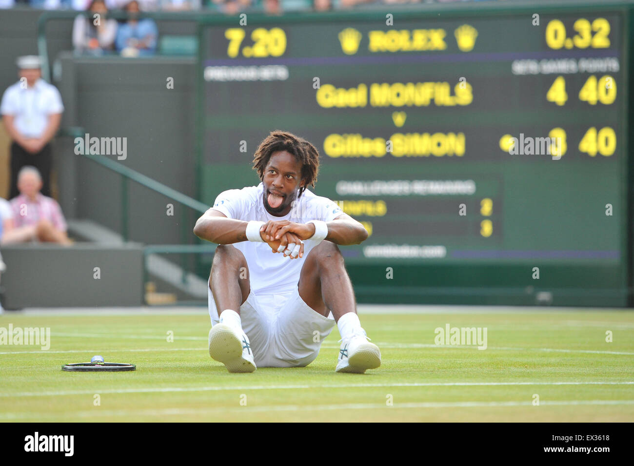 Il torneo di Wimbledon, Regno Unito. 04 Luglio, 2015. Il torneo di Wimbledon Tennis campionati. Gentlemens Singoli Terzo turno match Gilles Simon (DEF) Gael Monfils (fra) dopo il loro gioco è stato spostato al centro corte sotto le luci a causa di oscurità © Azione Sport Plus/Alamy Live News Foto Stock