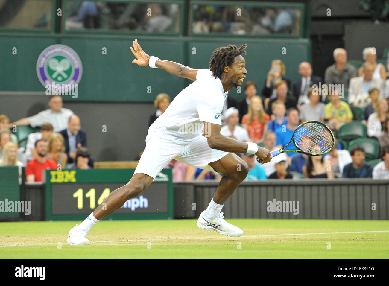 Il torneo di Wimbledon, Regno Unito. 04 Luglio, 2015. Il torneo di Wimbledon Tennis campionati. Gentlemens Singoli Terzo turno match Gilles Simon (DEF) Gael Monfils (fra) dopo il loro gioco è stato spostato al centro corte sotto le luci a causa di oscurità © Azione Sport Plus/Alamy Live News Foto Stock