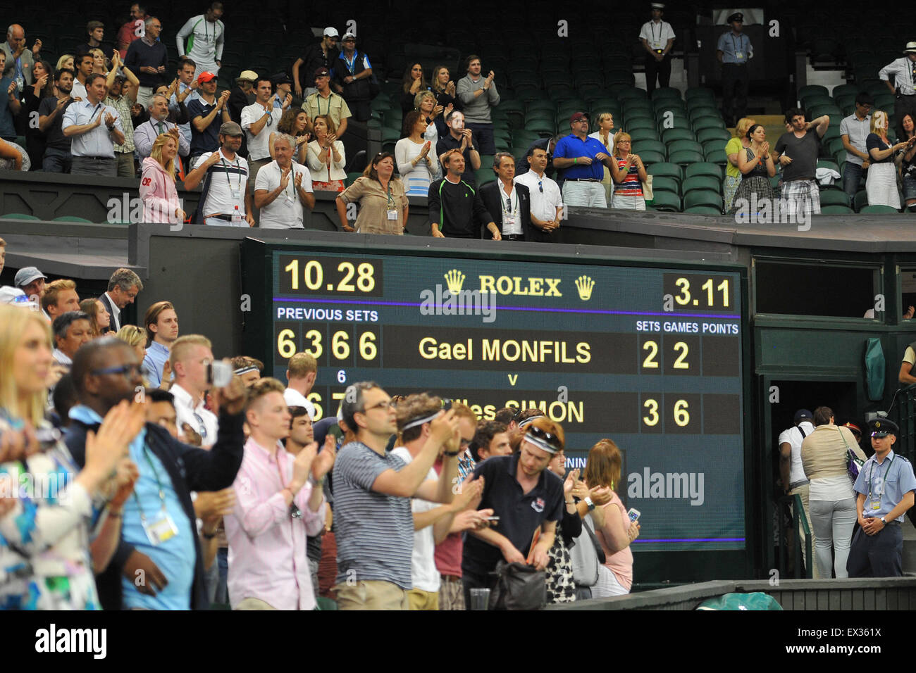 Il torneo di Wimbledon, Regno Unito. 04 Luglio, 2015. Il torneo di Wimbledon Tennis campionati. Gentlemens Singoli Terzo turno match Gilles Simon (DEF) Gael Monfils (fra) dopo il loro gioco è stato spostato al centro corte sotto le luci a causa di oscurità © Azione Sport Plus/Alamy Live News Foto Stock