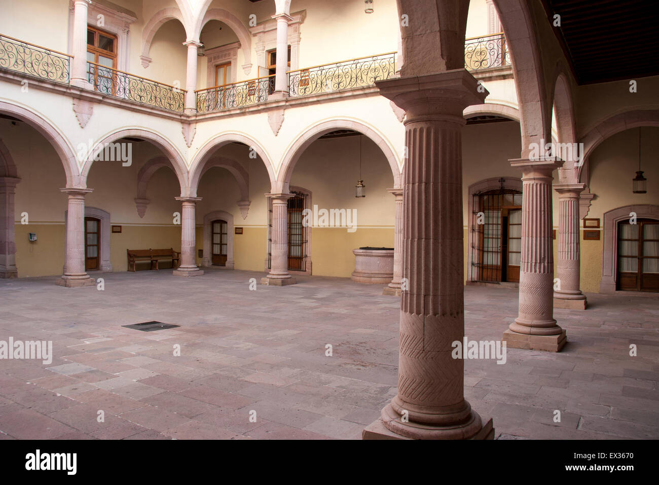 Questo incantevole edificio coloniale ospita gli uffici della Magistratura Comunale in Zacatecas, Messico Foto Stock