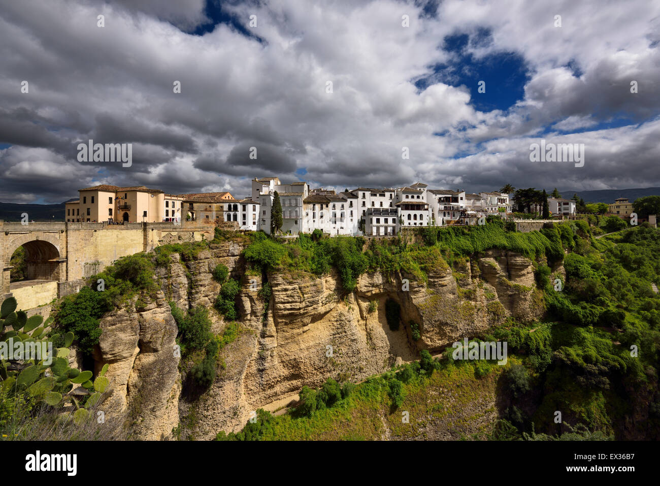 Sun su edifici di colore bianco e arancione scogliere a El Tajo Gorge Ronda Spagna Foto Stock