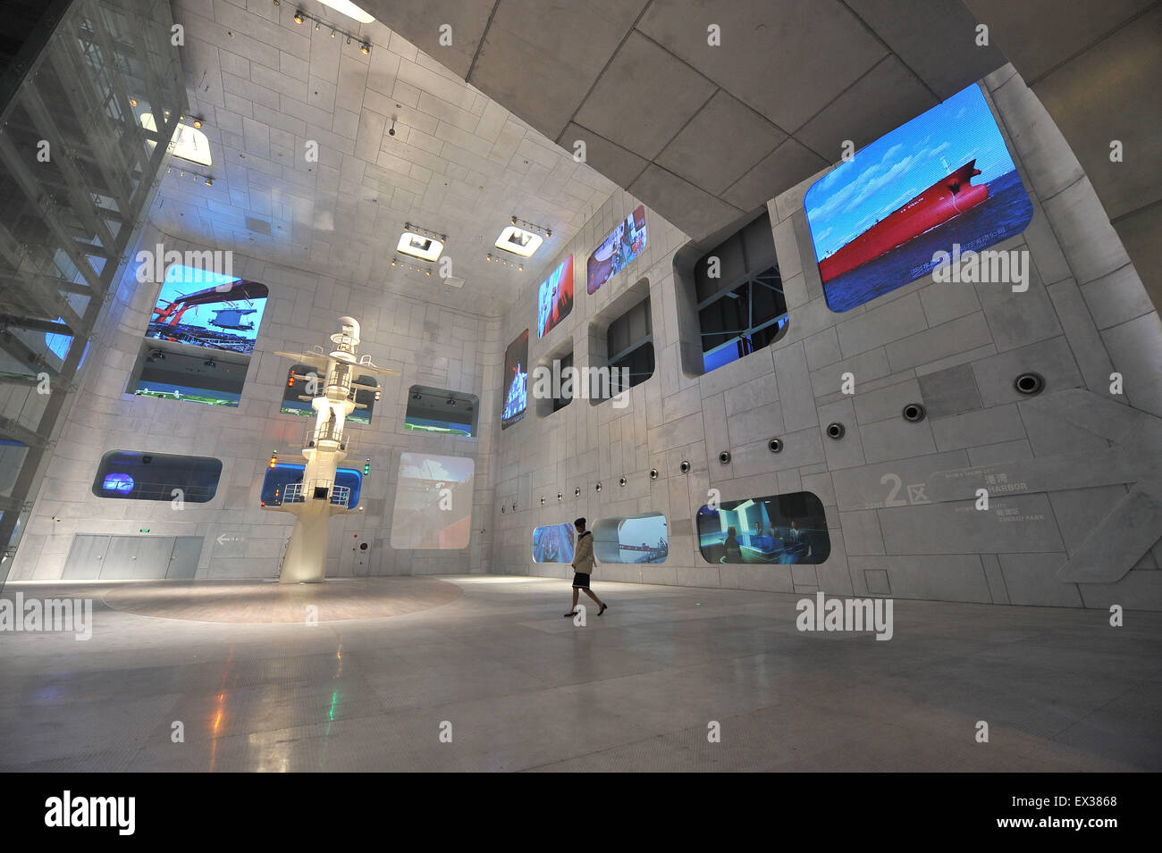 Un visitatore passeggiate all'interno della Cina industria cantieristica Corporation padiglione presso la Shanghai World Expo 17 aprile 2010. Il Foto Stock