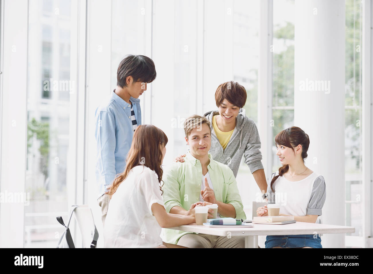 Studente universitario nella scuola cafe Foto Stock