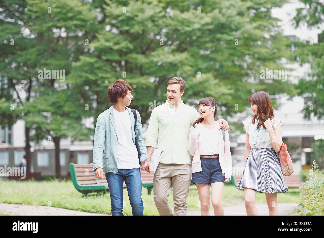 Studente universitario nel parco del campus Foto Stock