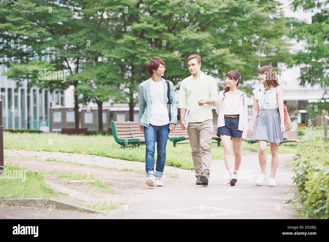 Studente universitario nel parco del campus Foto Stock