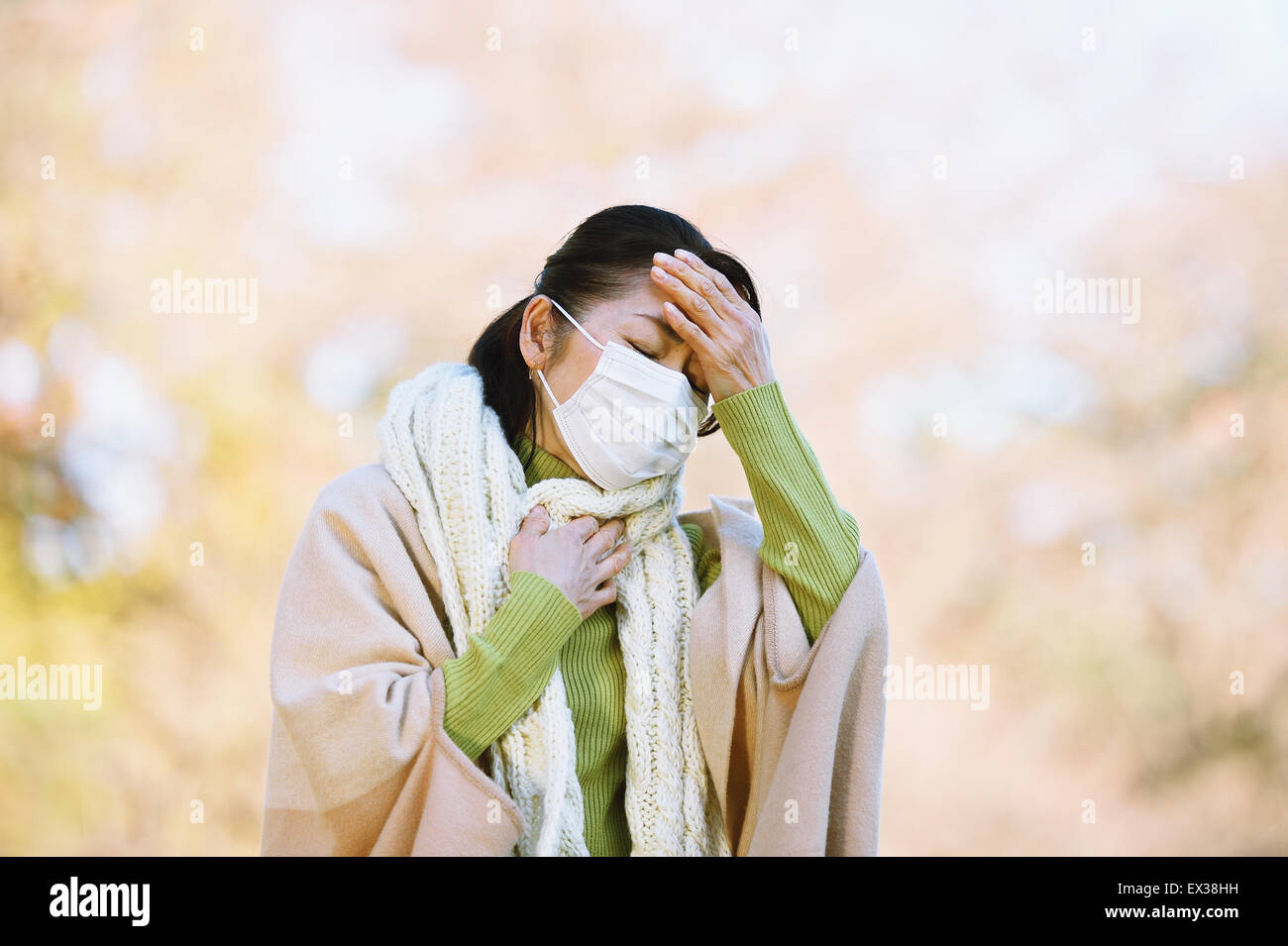 Senior donna giapponese con maschera sensazione di malessere Foto Stock