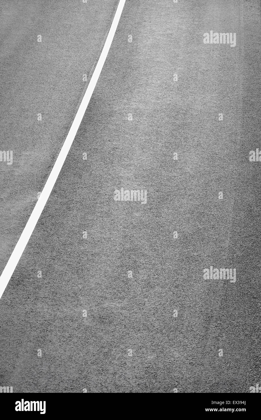 Ripresa industriale con un nuovo manto di asfalto due corsie Foto Stock