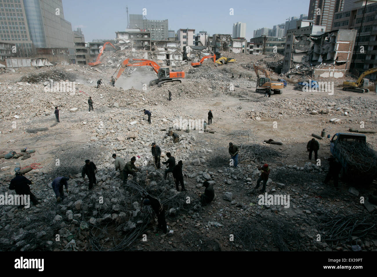 Operai riciclare utilizzabili le barre di acciaio in corrispondenza di un sito di demolizione per far posto ad un nuovo appartamento in zona di Taiyuan, nella provincia di Shanxi Aprile Foto Stock