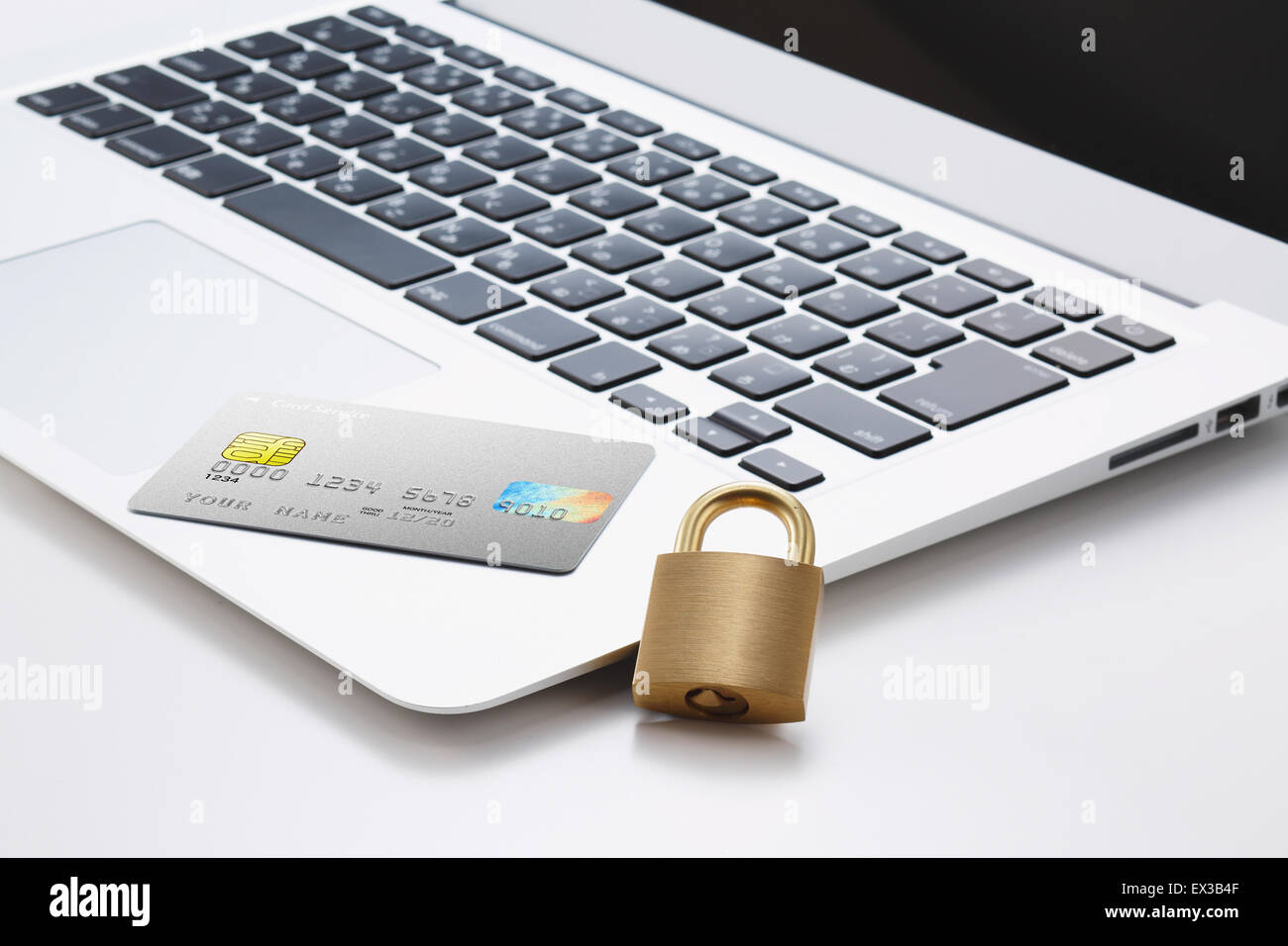 Il blocco di sicurezza carta di credito e il computer portatile Foto Stock