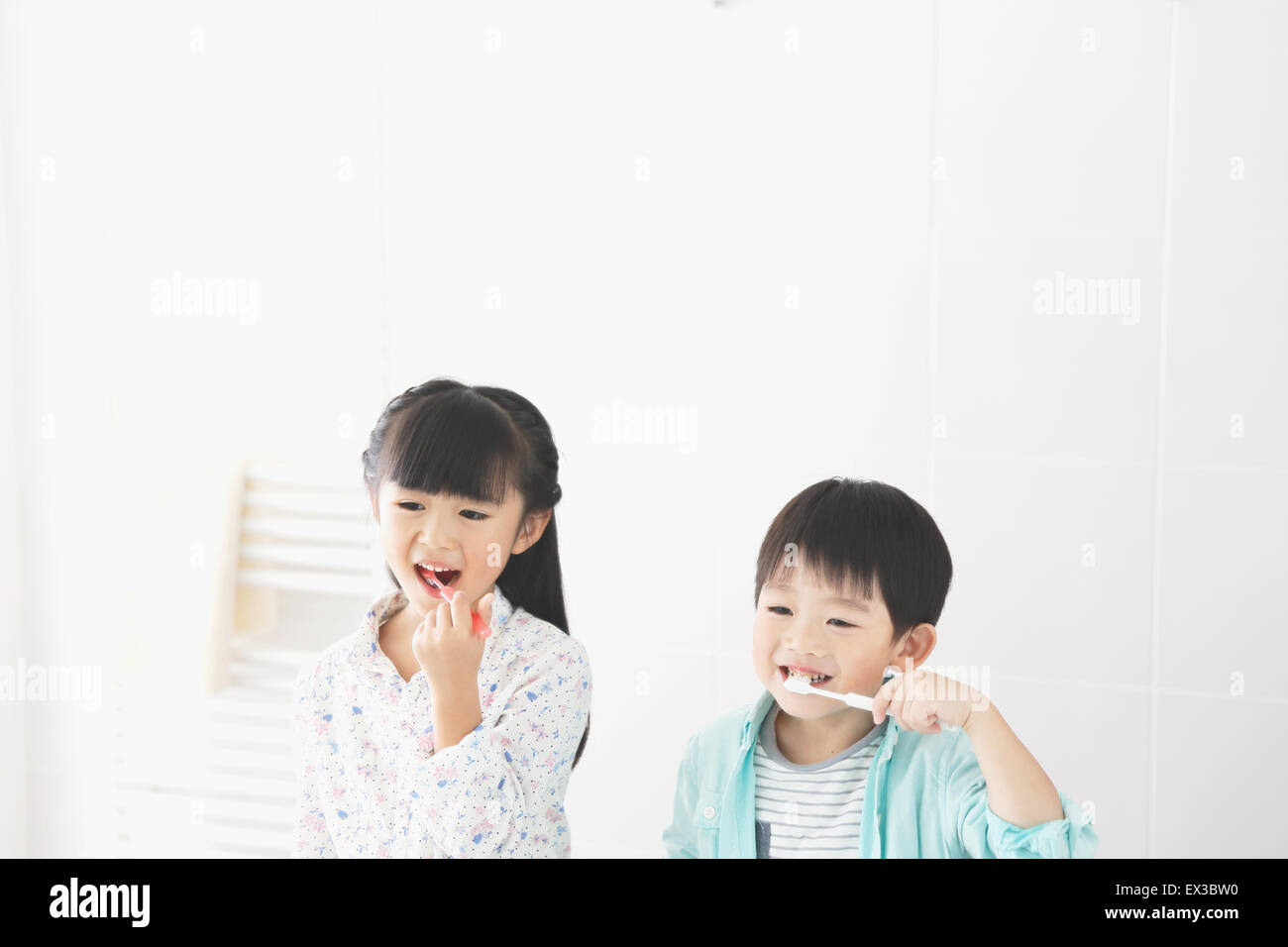 Giapponese kid spazzolare i denti in bagno Foto Stock