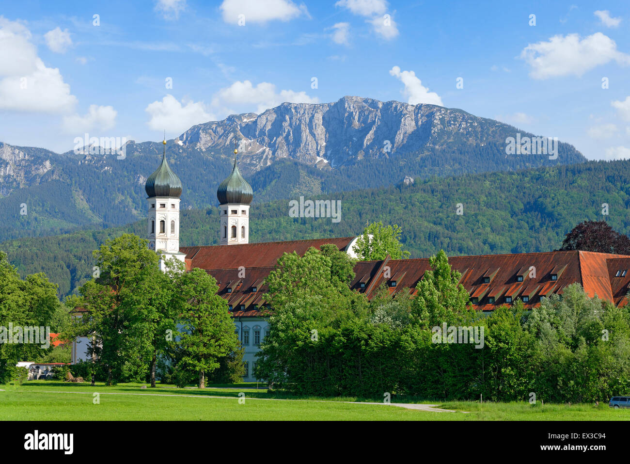 Abbazia di Benediktbeuern Benediktenwand contro la montagna cresta, Alta Baviera, Baviera, Germania Foto Stock