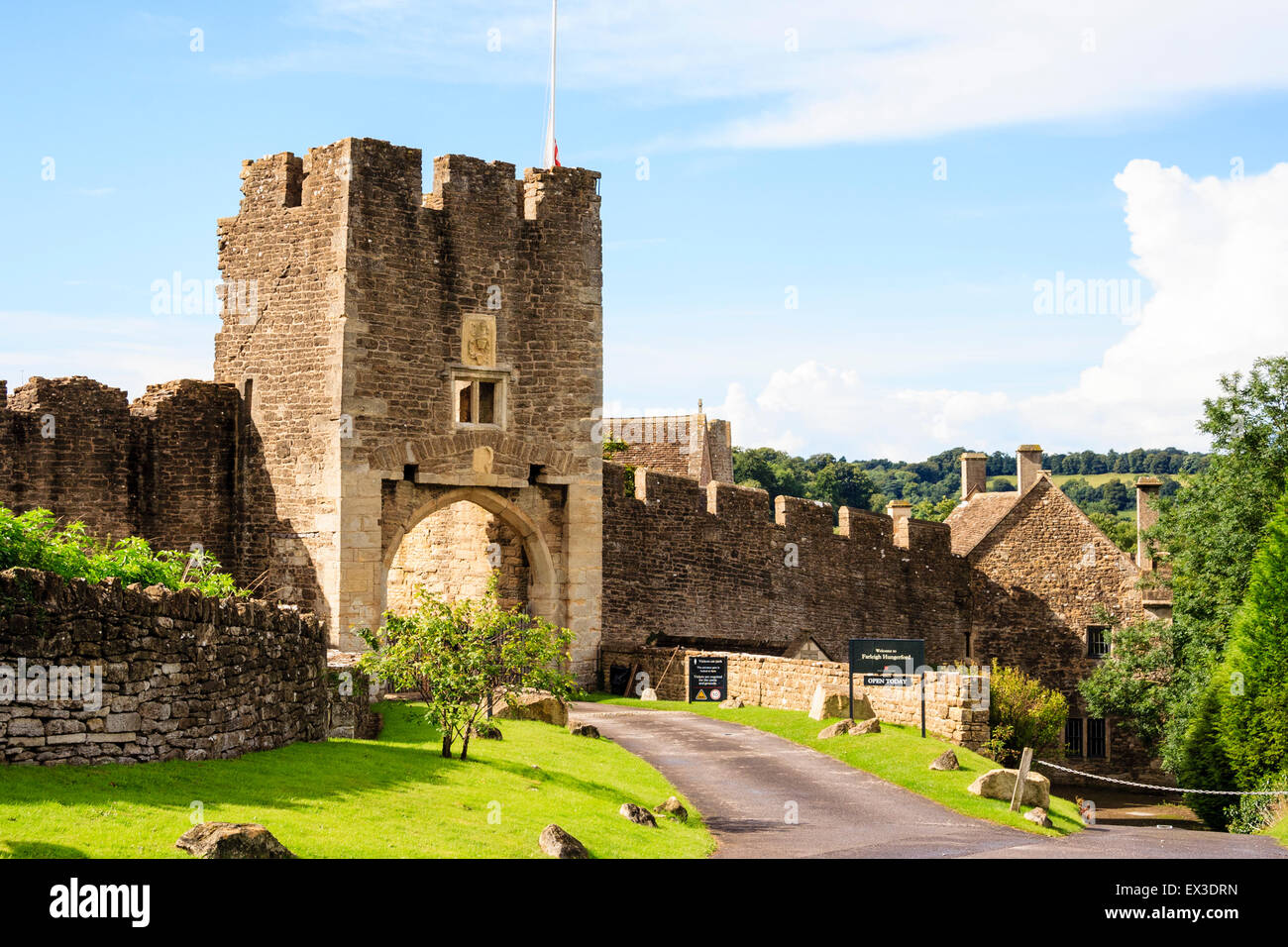 Le rovine della Farleigh Hungerford castello. Il XIV secolo rivellino est, l'ingresso principale al castello con la cortina esterna e la parete di cielo blu. Foto Stock