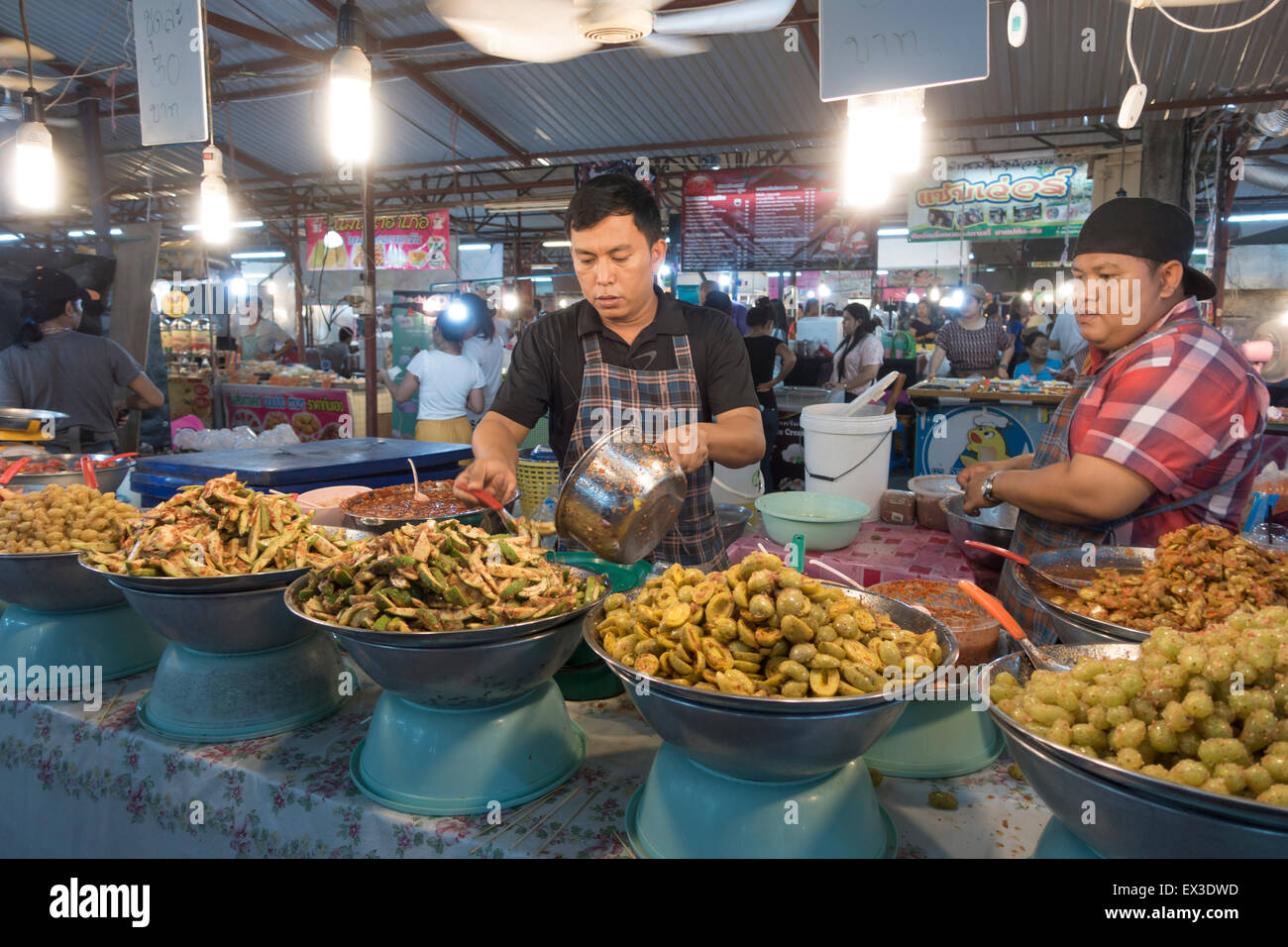 Pressione di stallo di mercato con decapato frutta tailandese, il mercato notturno, Phuket Town, Phuket, Tailandia Foto Stock