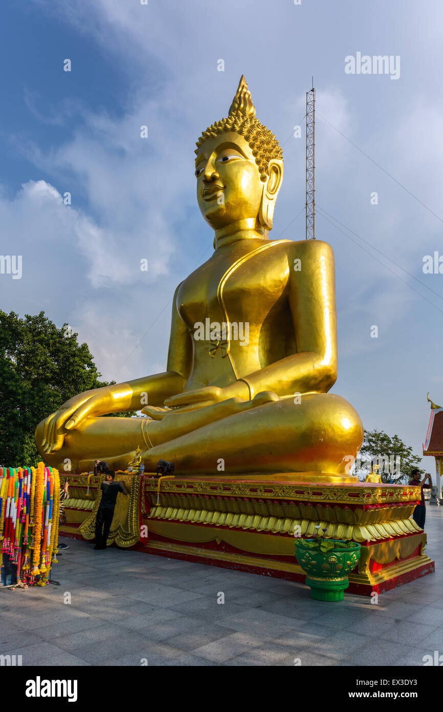 Golden statua del Buddha, Wat Phra Yai tempio, Pattaya, Chon Buri Provincia, Thailandia Foto Stock