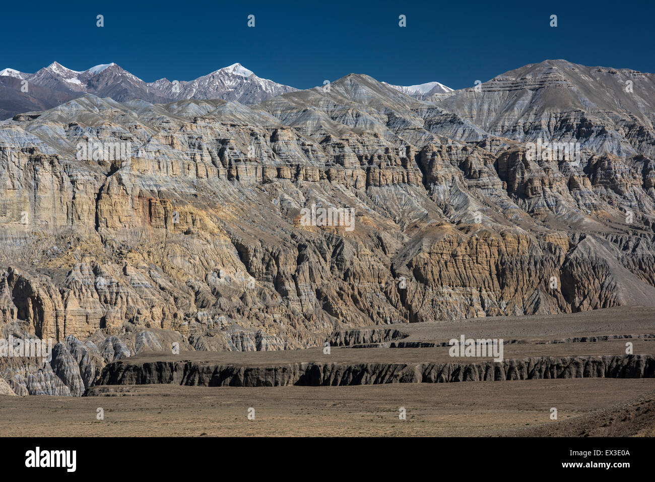 Montagne, formazioni rocciose, montagne coperte di neve, il paesaggio eroso di colori differenti a seconda della composizione minerale Foto Stock