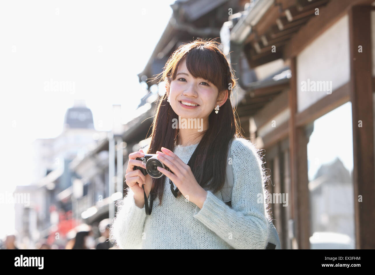 Giovane donna giapponese godendo di viaggio a Kawagoe, Giappone Foto Stock
