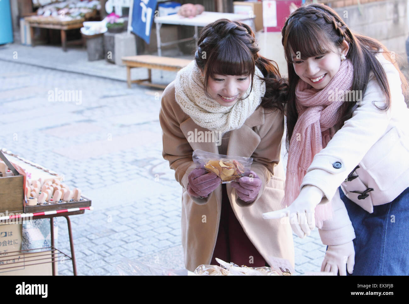 Giovani donne giapponesi godendo di viaggio a Kawagoe, Giappone Foto Stock