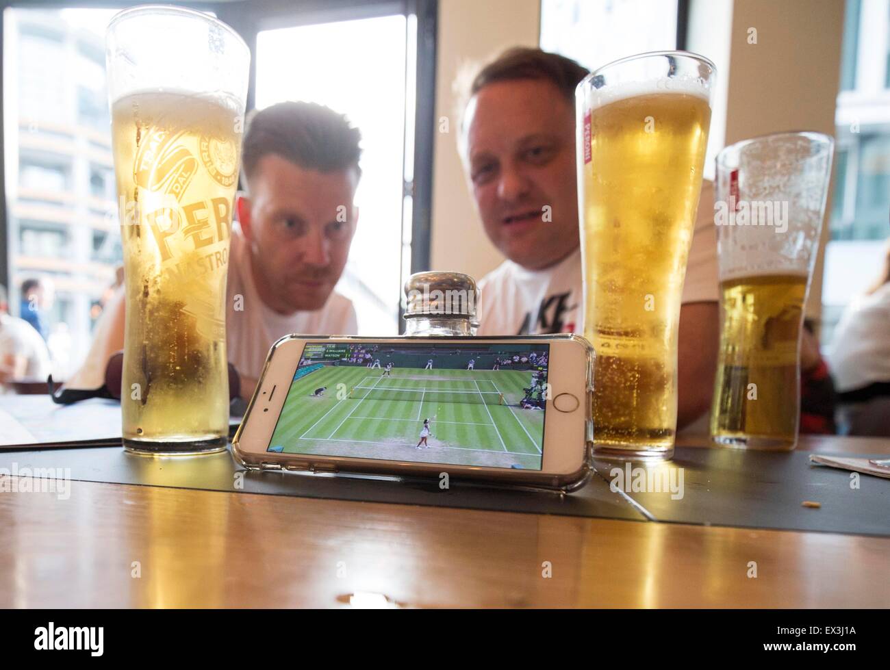 La visione di Wimbledon iphone BBC iplayer nel pub Foto Stock